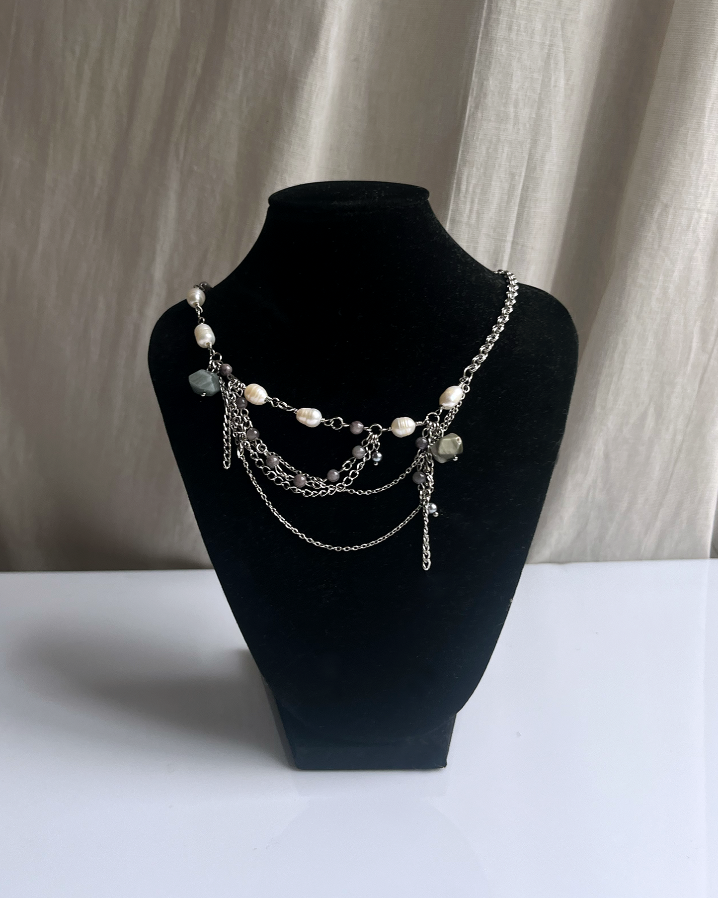 12 / STONE CHOKER