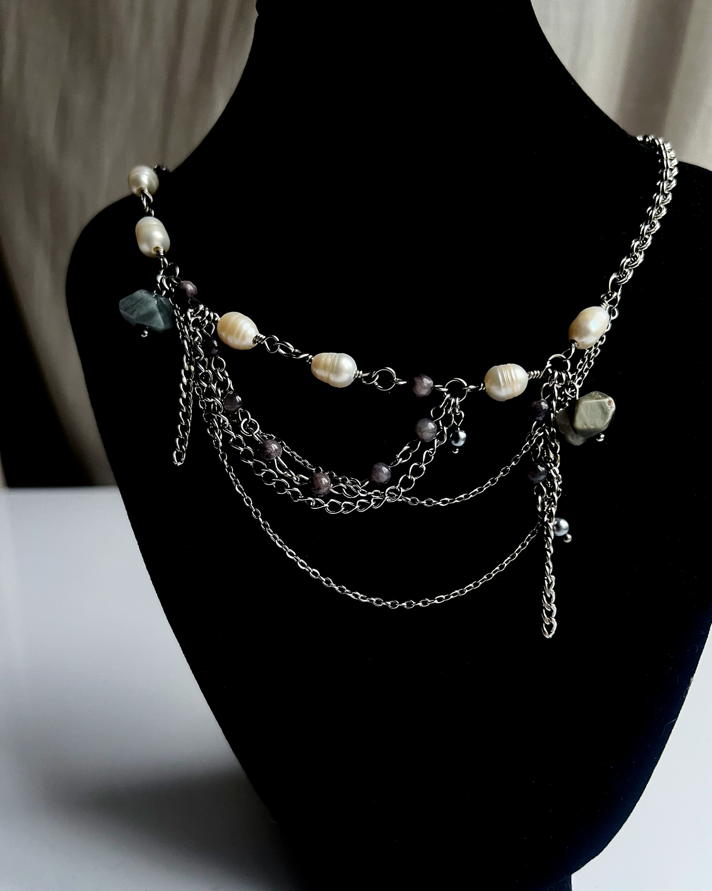 12 / STONE CHOKER